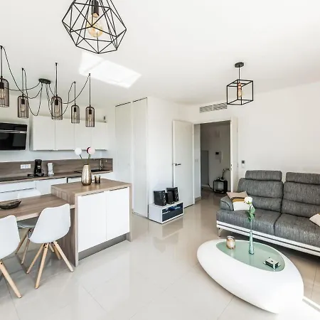 Modern In With Terrace Appartement