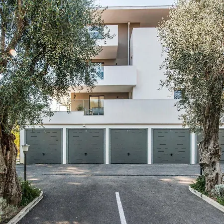 Modern In With Terrace *