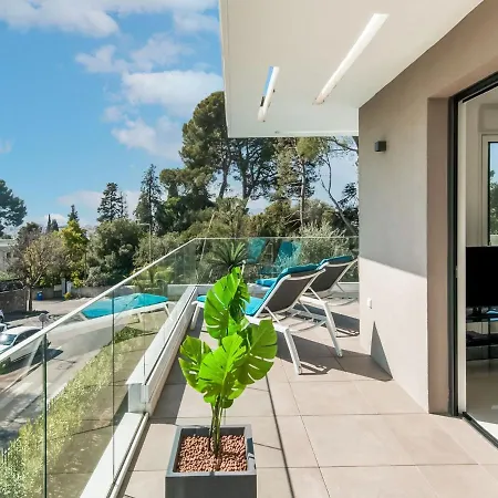 Modern In With Terrace *